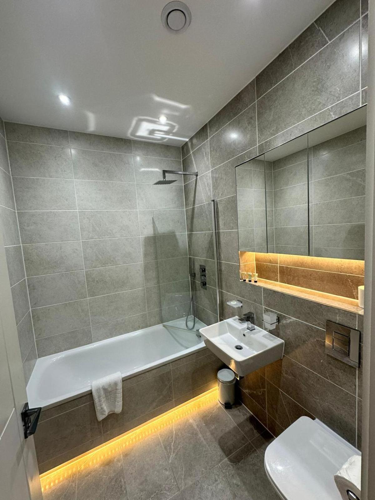 Deluxe Chic 1 2 Bed Apts Near Heathrow Legoland Windsor Slough Villa Eksteriør bilde